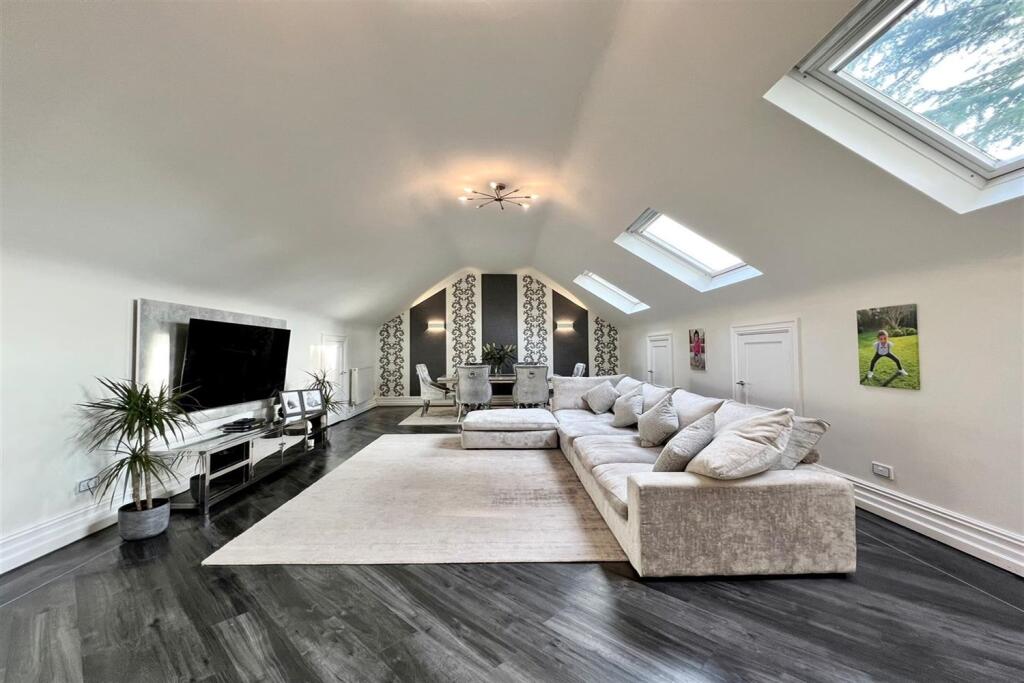 3 bedroom apartment for sale in Altenbrook, Harrop Road, Hale, WA15